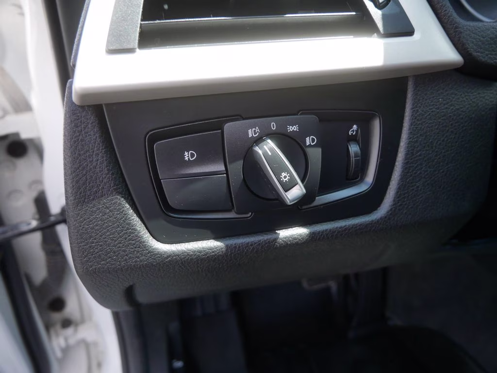 2015 White BMW 3 Series 320i xDrive AWD Sedan