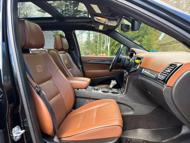 2020 Diamond Black Crystal Pearlcoat Jeep Grand Cherokee Overland 4X4 SUV