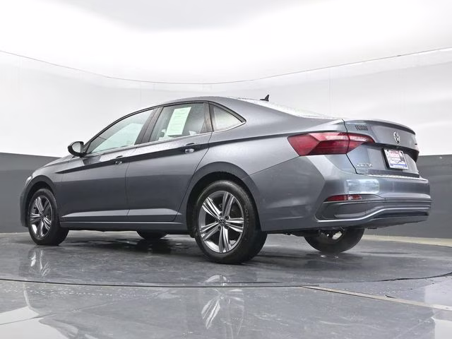 2022 Platinum Gray Metallic Volkswagen Jetta 1.5T SE FWD Sedan