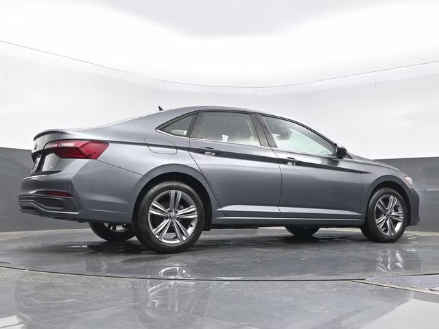 2022 Platinum Gray Metallic Volkswagen Jetta 1.5T SE FWD Sedan
