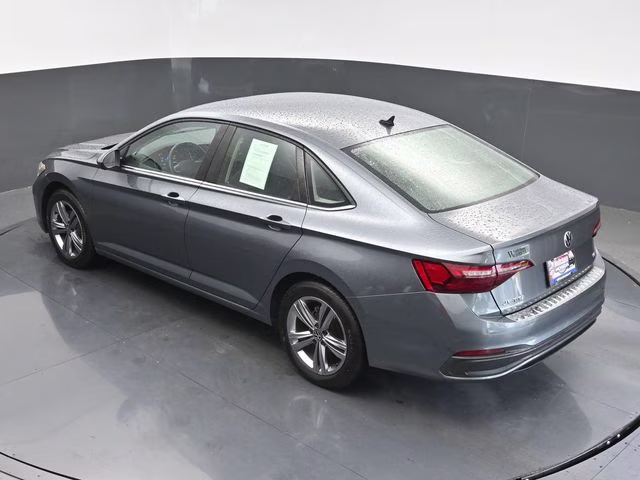 2022 Platinum Gray Metallic Volkswagen Jetta 1.5T SE FWD Sedan
