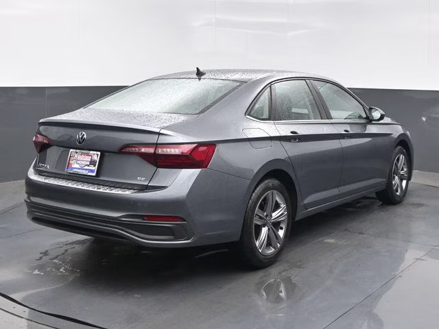 2022 Platinum Gray Metallic Volkswagen Jetta 1.5T SE FWD Sedan