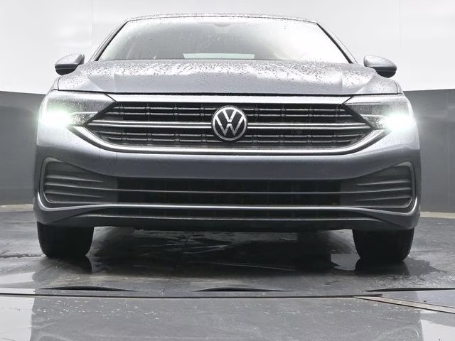 2022 Platinum Gray Metallic Volkswagen Jetta 1.5T SE FWD Sedan