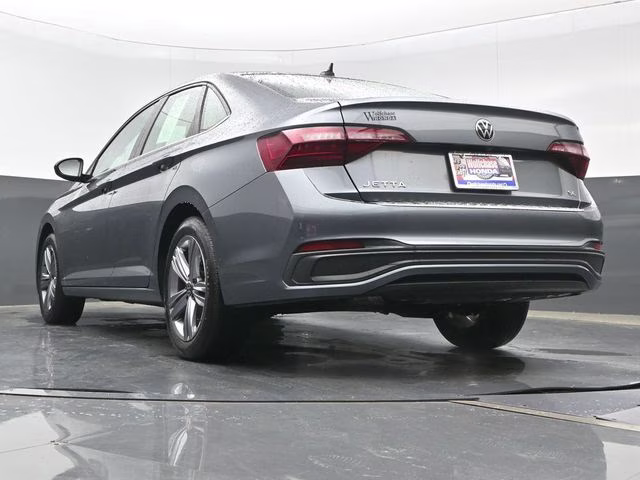 2022 Platinum Gray Metallic Volkswagen Jetta 1.5T SE FWD Sedan