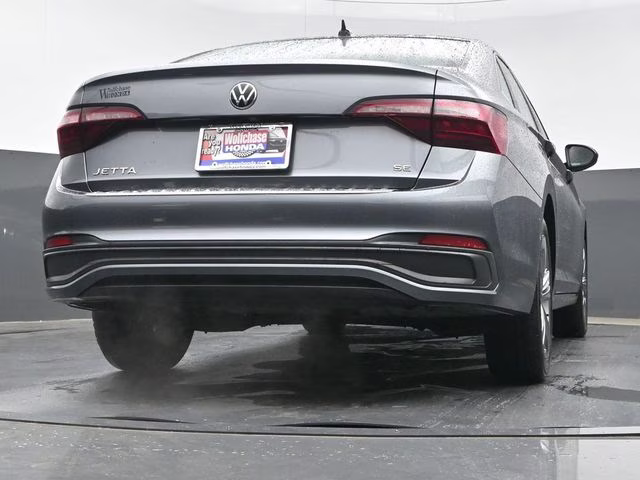 2022 Platinum Gray Metallic Volkswagen Jetta 1.5T SE FWD Sedan