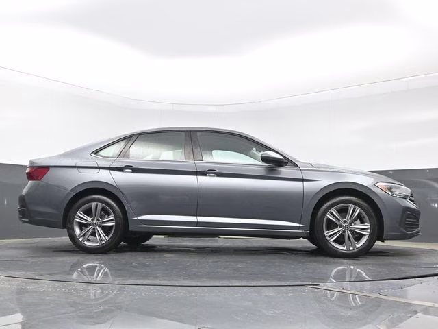 2022 Platinum Gray Metallic Volkswagen Jetta 1.5T SE FWD Sedan