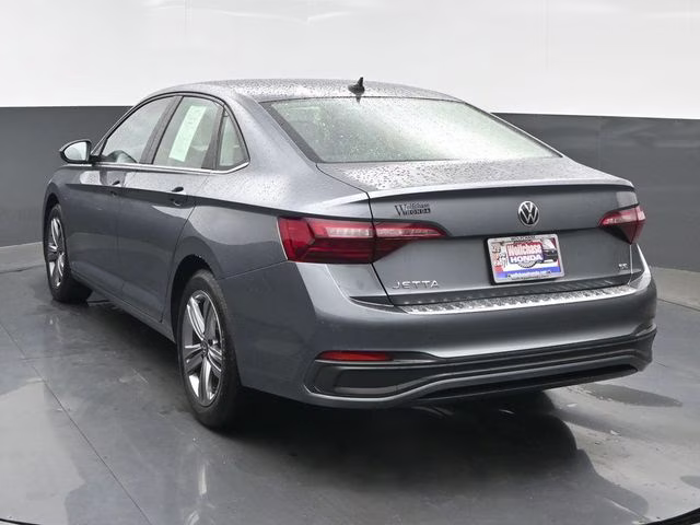 2022 Platinum Gray Metallic Volkswagen Jetta 1.5T SE FWD Sedan