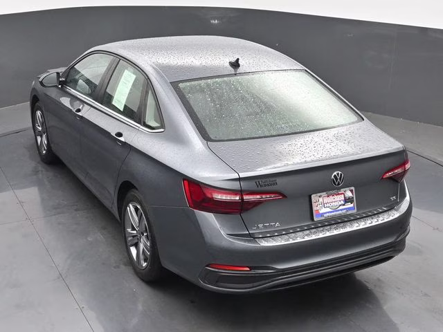 2022 Platinum Gray Metallic Volkswagen Jetta 1.5T SE FWD Sedan