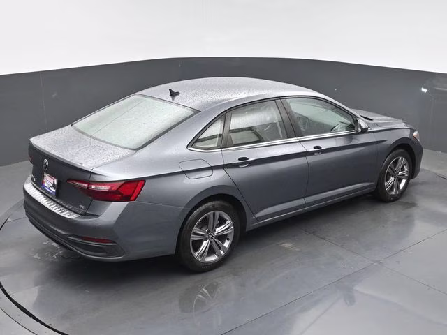 2022 Platinum Gray Metallic Volkswagen Jetta 1.5T SE FWD Sedan