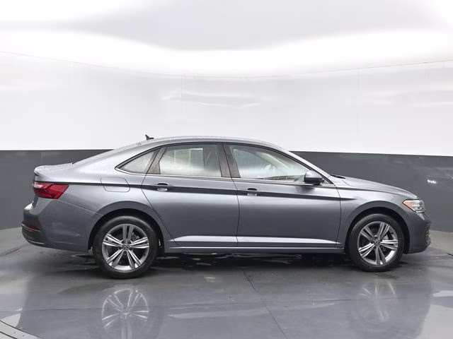 2022 Platinum Gray Metallic Volkswagen Jetta 1.5T SE FWD Sedan