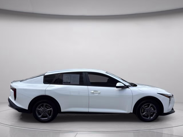 2025 Snow White Pearl Kia K4 LXS FWD Sedan