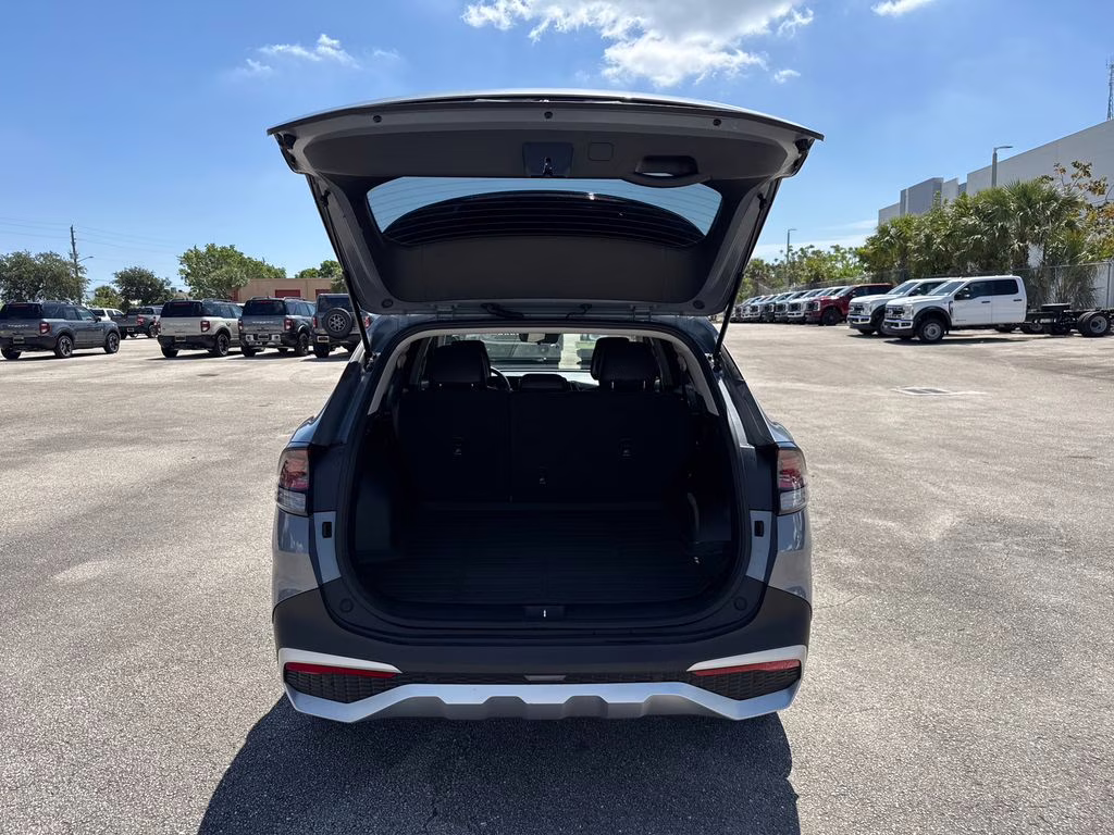 2025 Everlasting Silver Kia Sportage EX FWD SUV