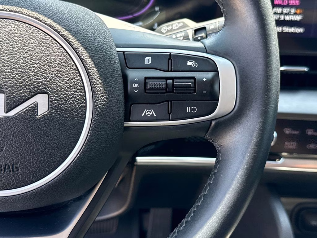 2025 Everlasting Silver Kia Sportage EX FWD SUV