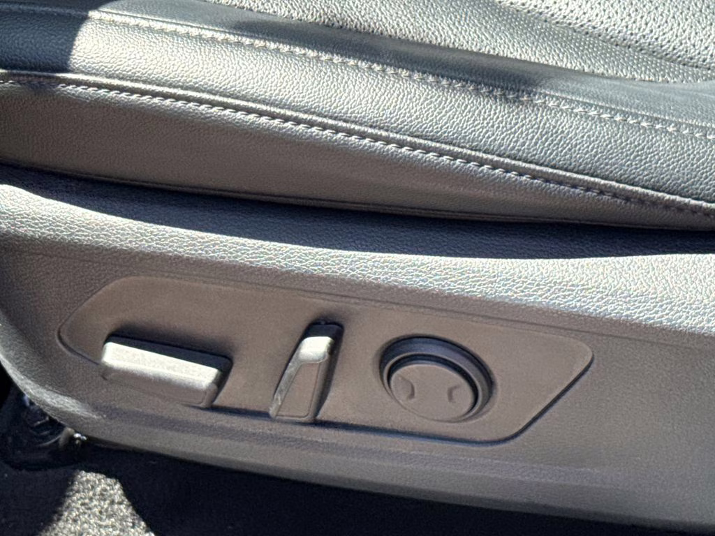 2025 Everlasting Silver Kia Sportage EX FWD SUV