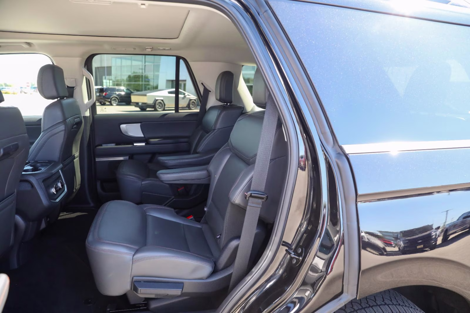 2025 Agate Black Metallic Ford Expedition Active 4X4 SUV