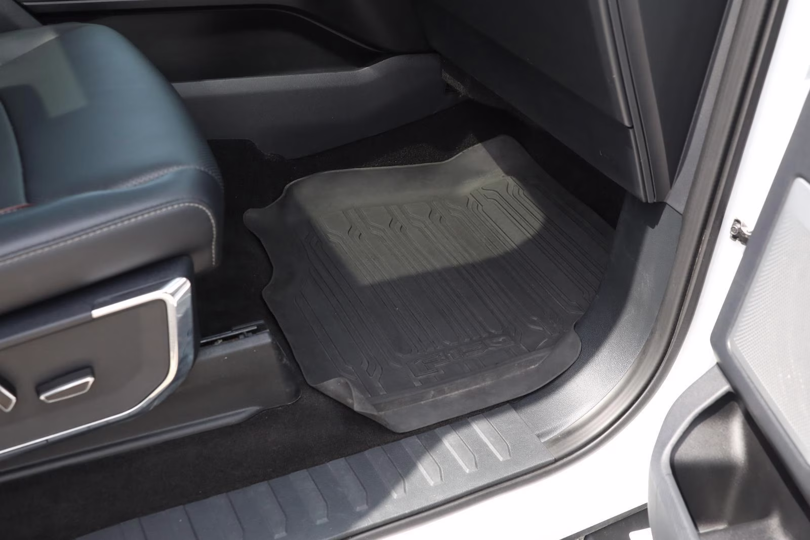 2023 Oxford White Ford F-150 LARIAT 4X4 Truck