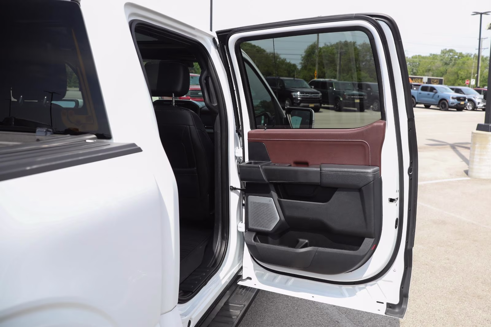 2023 Oxford White Ford F-150 LARIAT 4X4 Truck