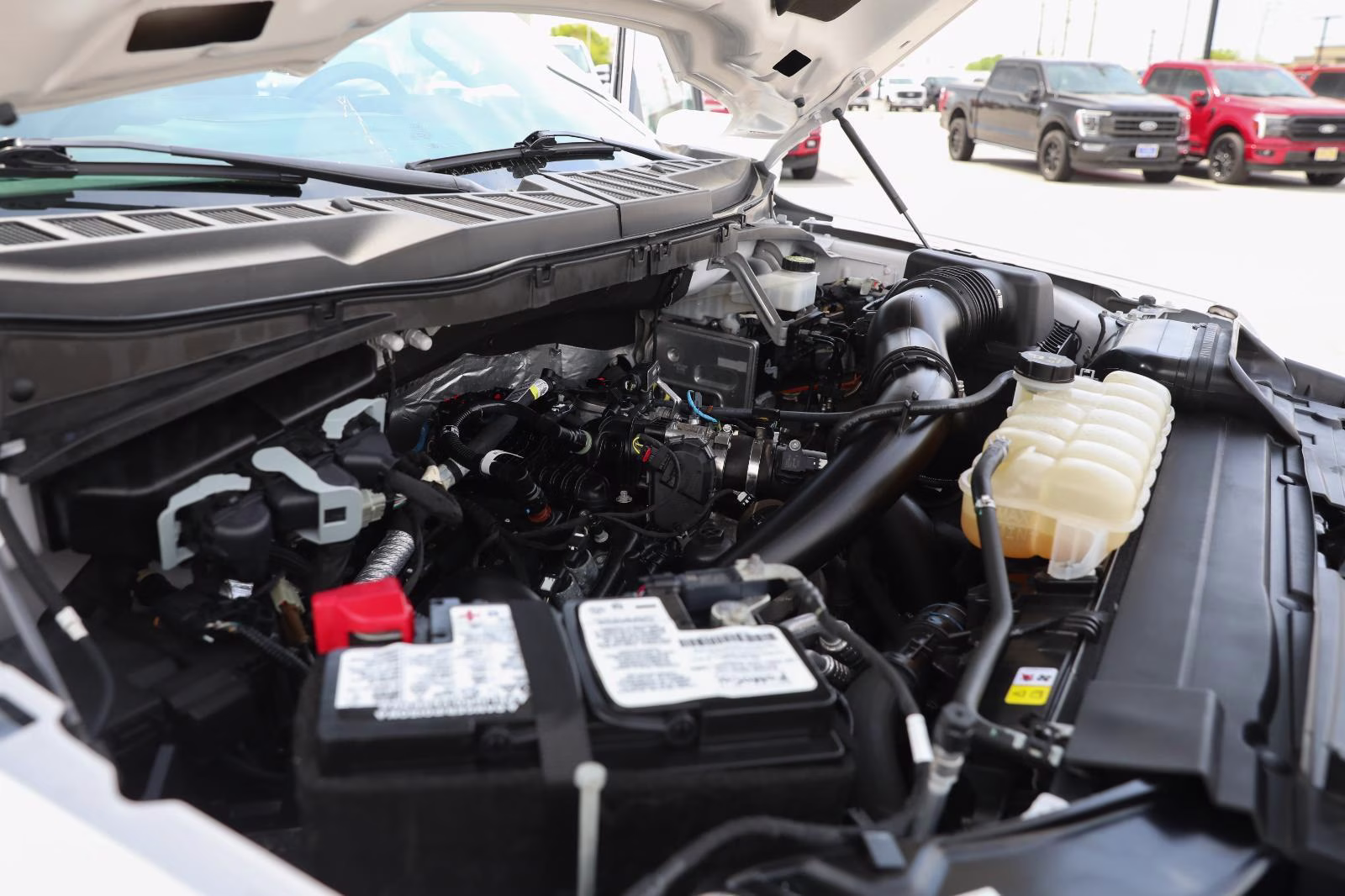 2023 Oxford White Ford F-150 LARIAT 4X4 Truck