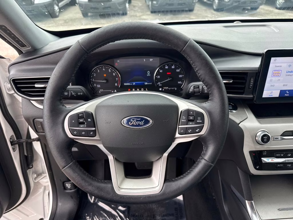 2021 Star White Metallic Tri-Coat Ford Explorer XLT RWD SUV