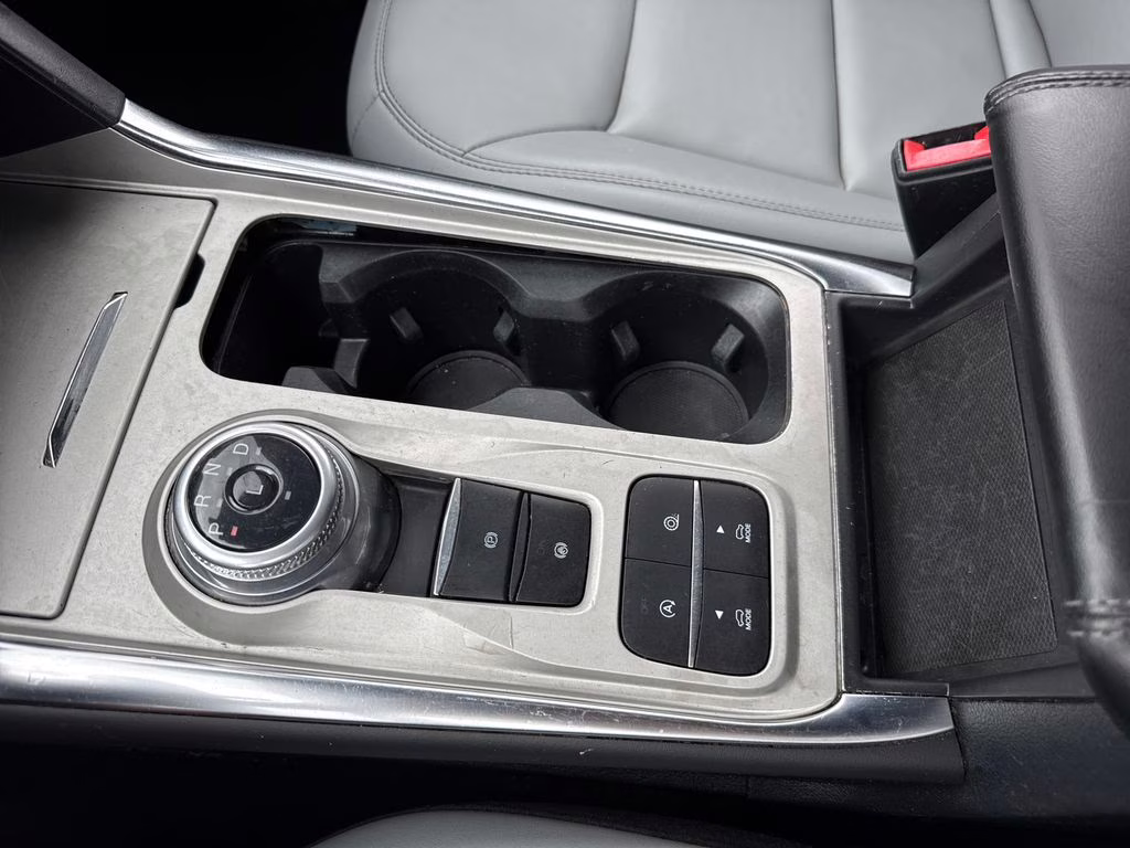2021 Star White Metallic Tri-Coat Ford Explorer XLT RWD SUV
