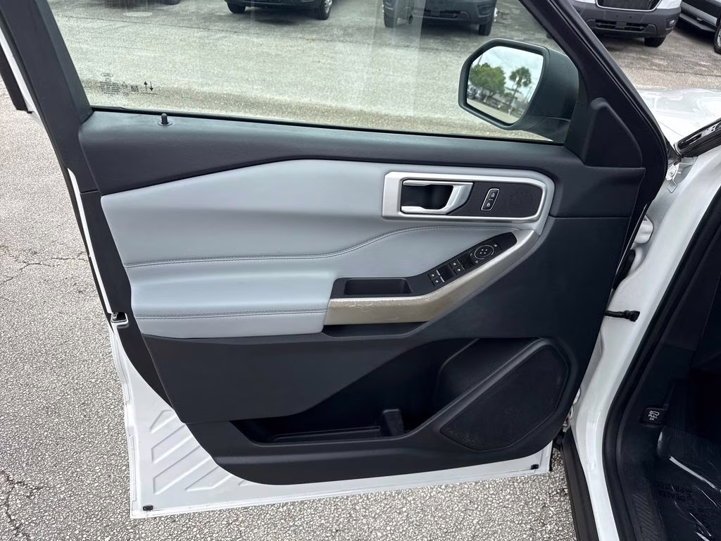 2021 Star White Metallic Tri-Coat Ford Explorer XLT RWD SUV