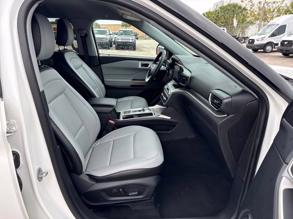 2021 Star White Metallic Tri-Coat Ford Explorer XLT RWD SUV