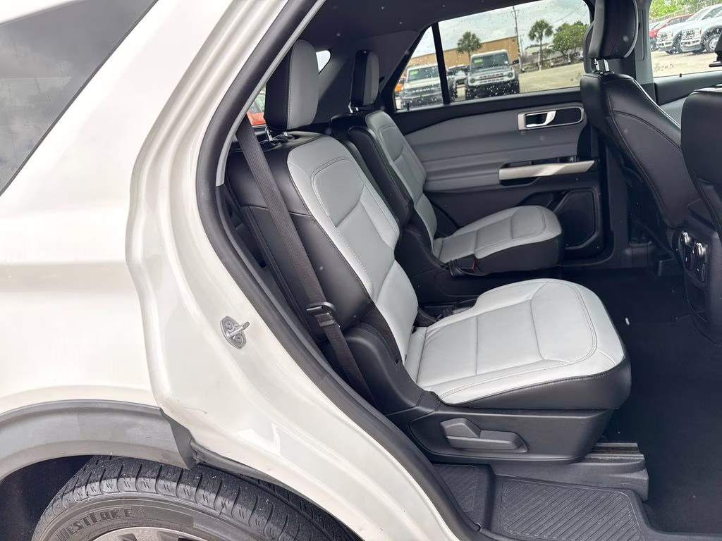 2021 Star White Metallic Tri-Coat Ford Explorer XLT RWD SUV