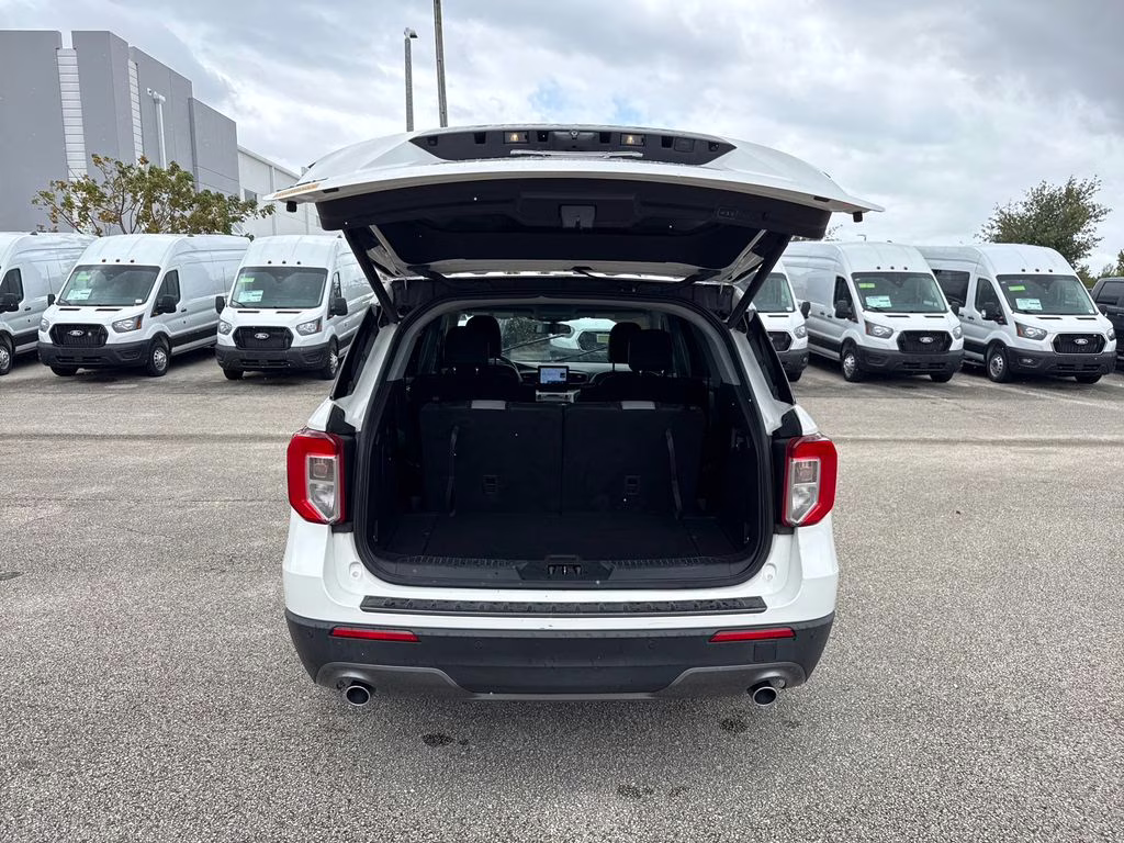 2021 Star White Metallic Tri-Coat Ford Explorer XLT RWD SUV