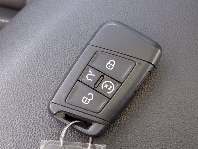 2024 Opal White Pearl Volkswagen Jetta 1.5T SE FWD Sedan