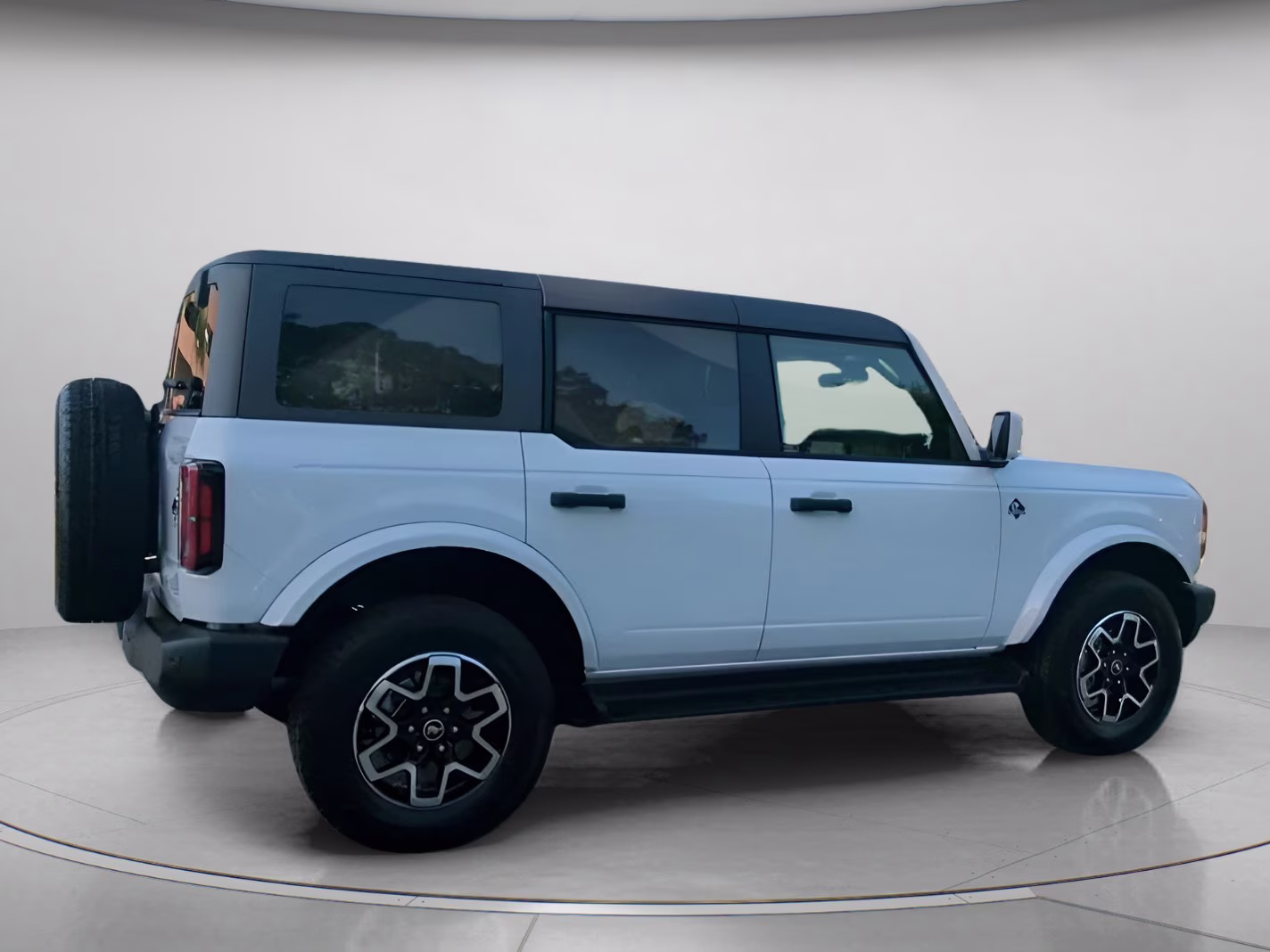 2026 Oxford White Ford Bronco Outer Banks 4X4 Convertible