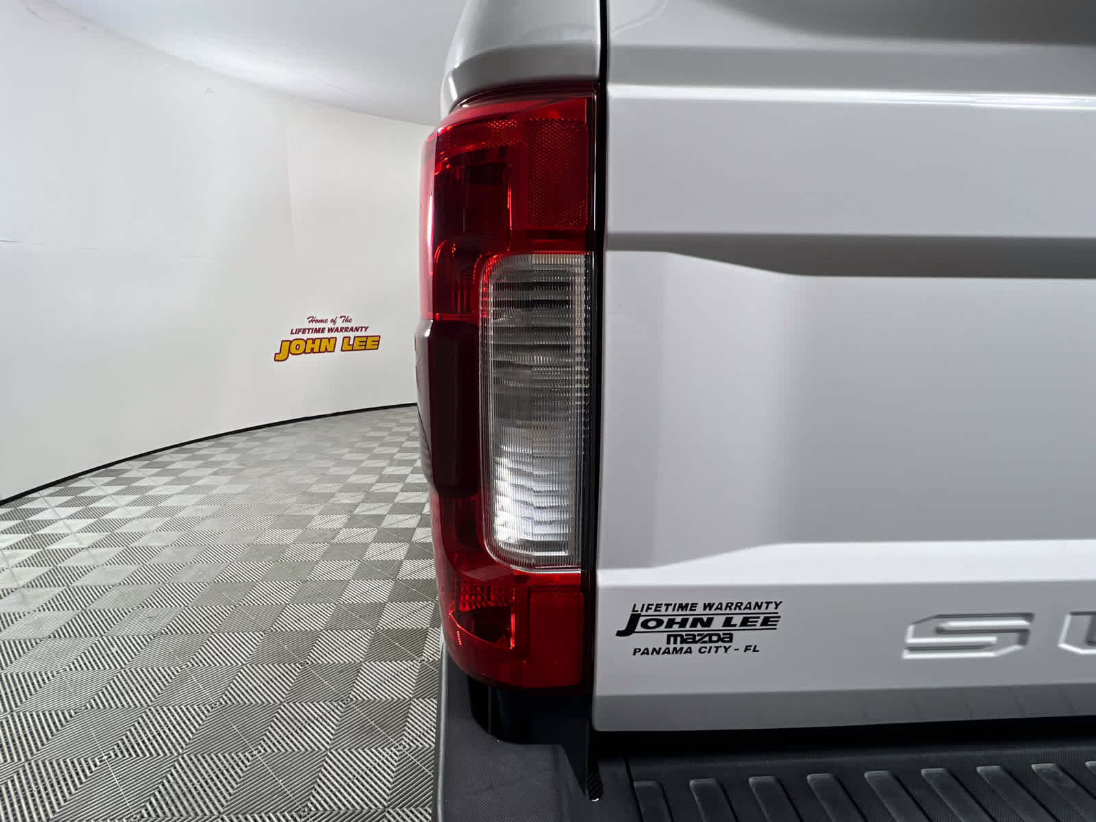 2019 Oxford White Ford Super Duty F-250 SRW LARIAT 4X4 Truck