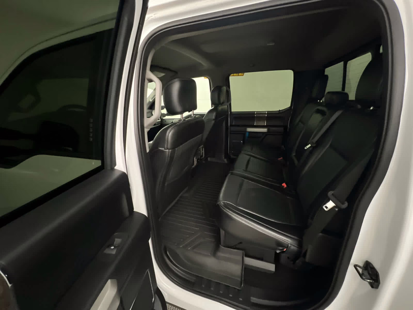 2019 Oxford White Ford Super Duty F-250 SRW LARIAT 4X4 Truck