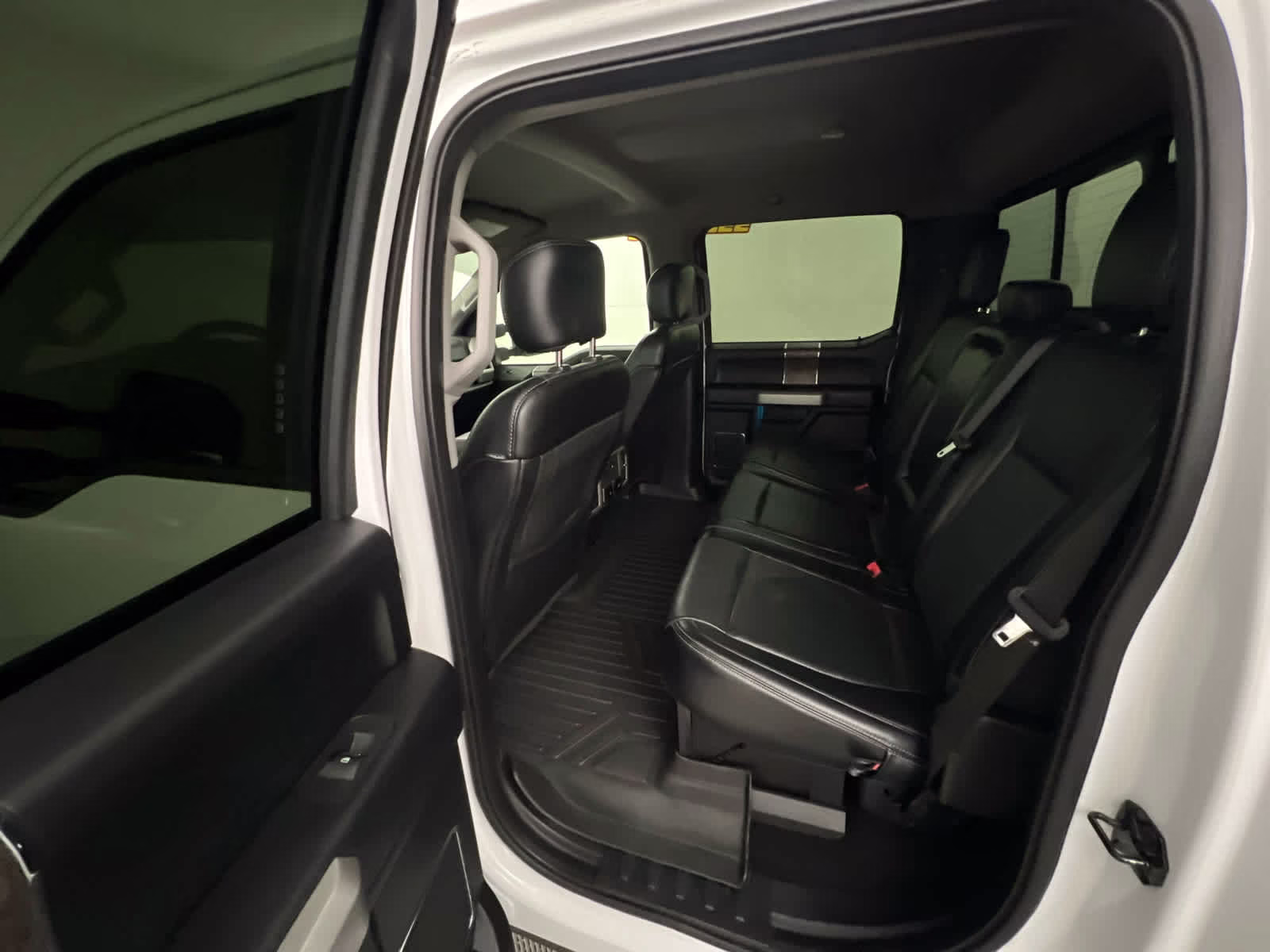 2019 Oxford White Ford Super Duty F-250 SRW LARIAT 4X4 Truck