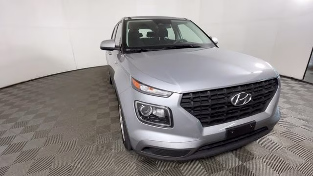 2025 Shimmering Silver Hyundai Venue SE FWD SUV