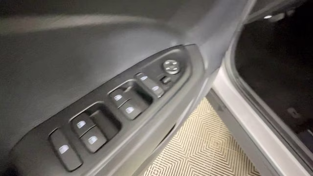 2025 Shimmering Silver Hyundai Venue SE FWD SUV