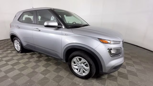 2025 Shimmering Silver Hyundai Venue SE FWD SUV