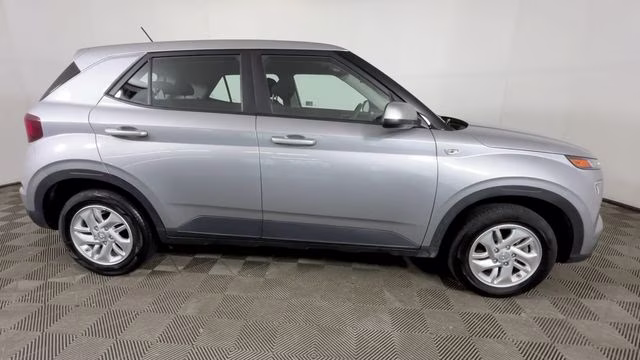 2025 Shimmering Silver Hyundai Venue SE FWD SUV