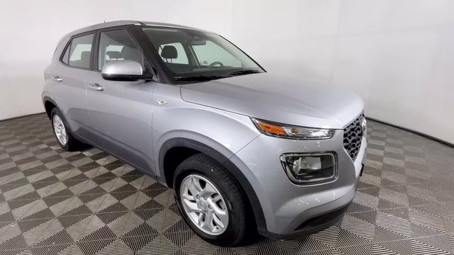2025 Shimmering Silver Hyundai Venue SE FWD SUV