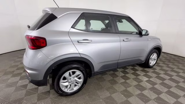 2025 Shimmering Silver Hyundai Venue SE FWD SUV