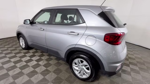2025 Shimmering Silver Hyundai Venue SE FWD SUV