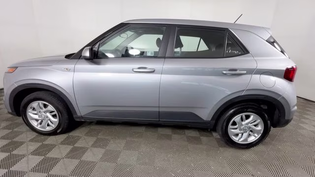 2025 Shimmering Silver Hyundai Venue SE FWD SUV