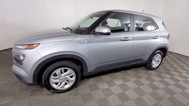 2025 Shimmering Silver Hyundai Venue SE FWD SUV