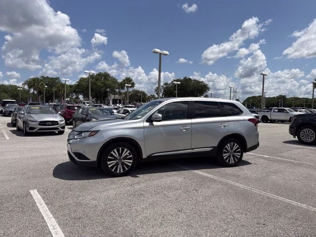 2019 Alloy Silver Metallic Mitsubishi Outlander SE FWD SUV