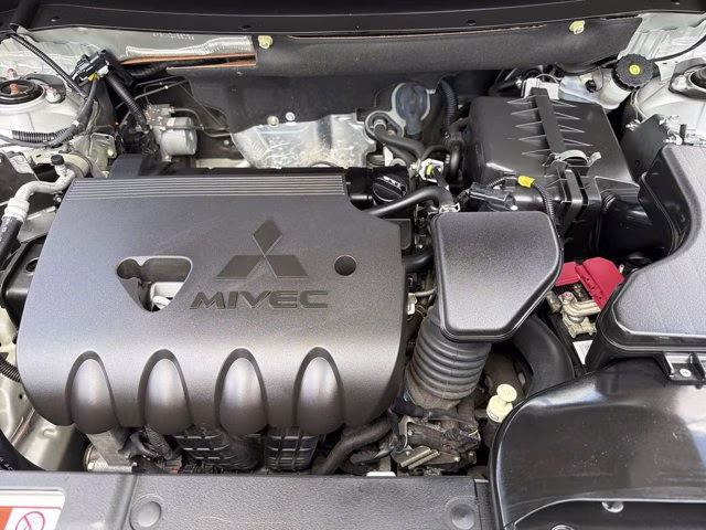 2019 Alloy Silver Metallic Mitsubishi Outlander SE FWD SUV