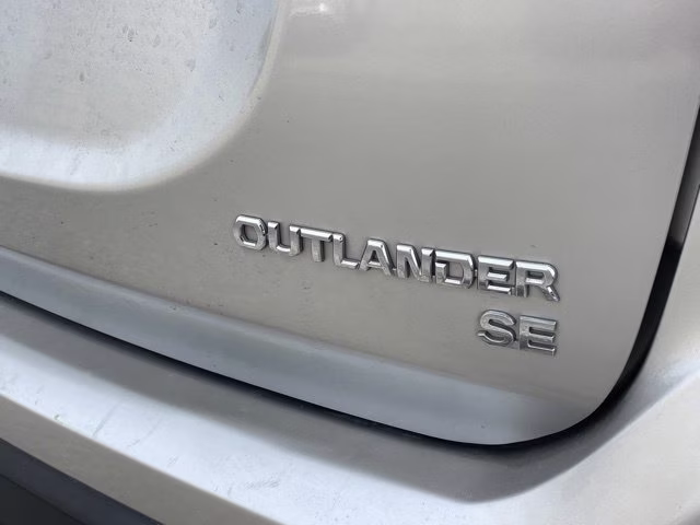 2019 Alloy Silver Metallic Mitsubishi Outlander SE FWD SUV