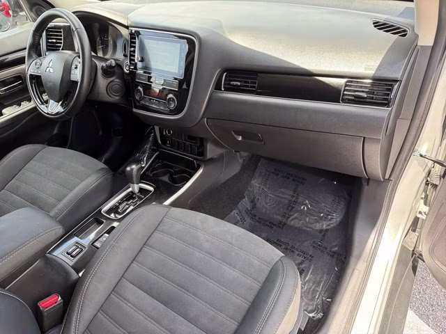 2019 Alloy Silver Metallic Mitsubishi Outlander SE FWD SUV