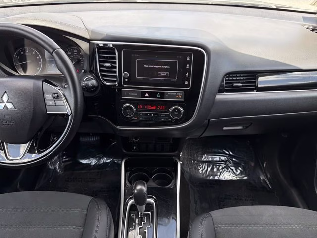 2019 Alloy Silver Metallic Mitsubishi Outlander SE FWD SUV