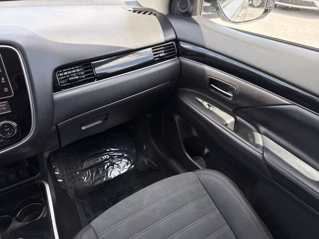 2019 Alloy Silver Metallic Mitsubishi Outlander SE FWD SUV
