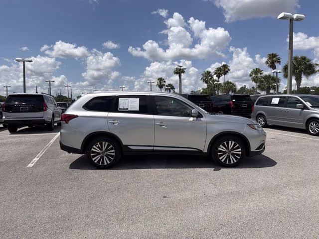 2019 Alloy Silver Metallic Mitsubishi Outlander SE FWD SUV