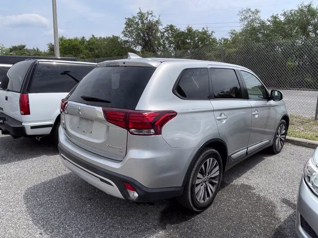 2019 Alloy Silver Metallic Mitsubishi Outlander SE FWD SUV